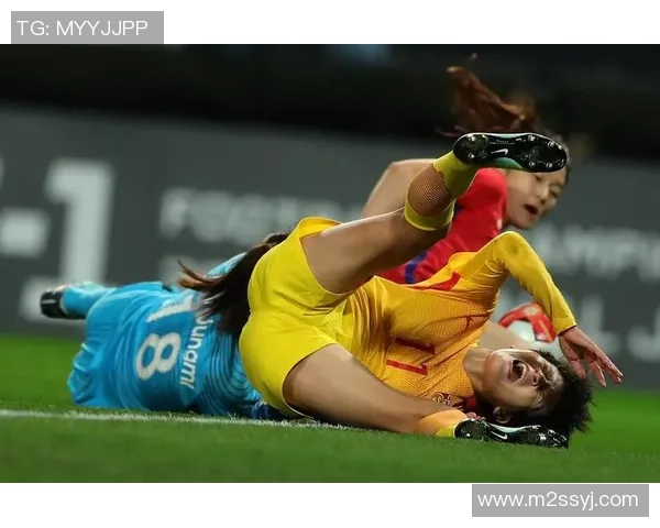 足球巨星以膝盖精准拍球技惊四座瞬间展现完美控制力