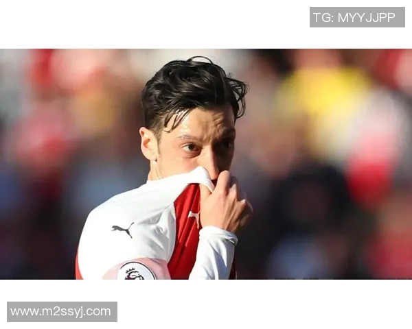 足球巨星畅游碧波展现水中英姿引发球迷热烈关注