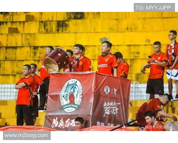 足球明星齐聚赛场见证巅峰对决球迷热情高涨场面震撼全场