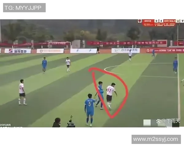 足球球星比赛中遭观众扔钱引发现场争议与体育精神讨论