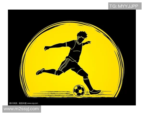 黑白画风中的足球传奇人物塑像展现与精神传承